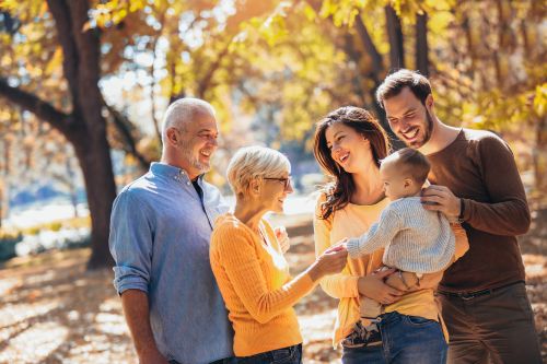 Glückliche Rentnerinnen und Rentner bei einem Vereinsfoto